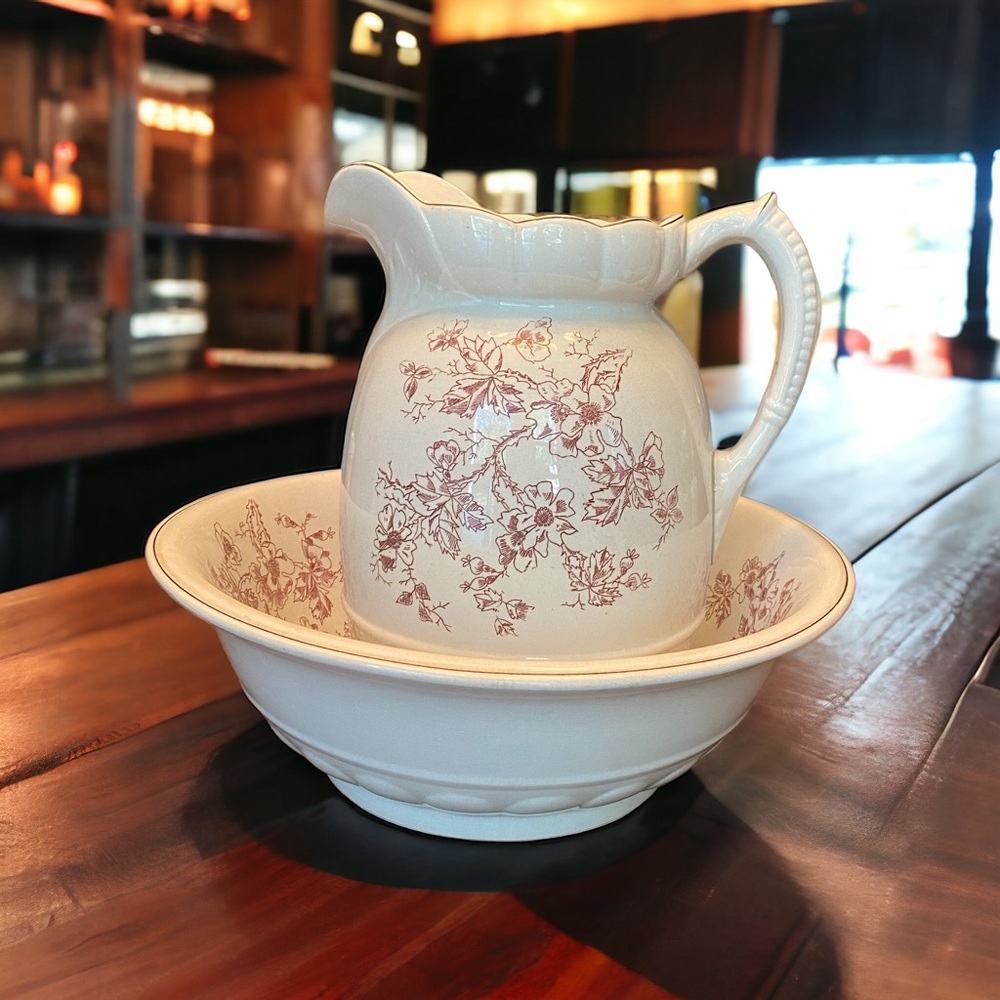 Beautiful antique pitcher and wash basin set. - Picture 5 of 13